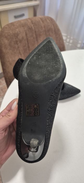 Pantofi stiletto cu toc mediu