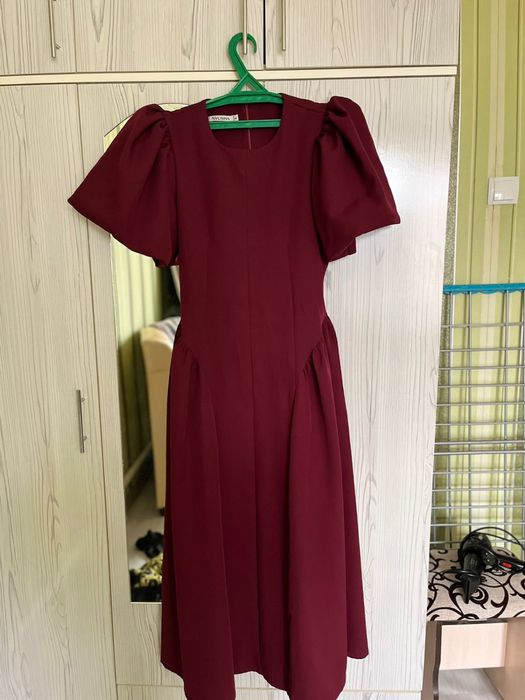 красное платье. В отличном состоянии, надето всего один раз.