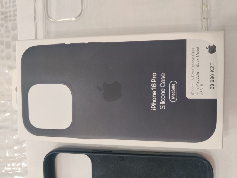 Продам чехол на Айфон 16 про