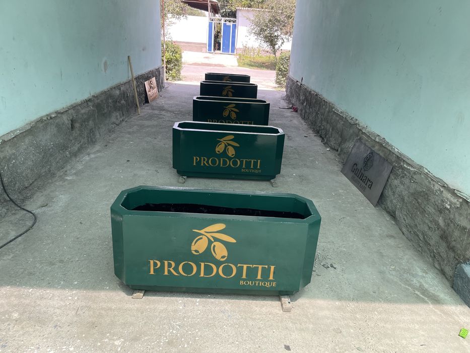 Sikameka va urnalar gul tuvaklar