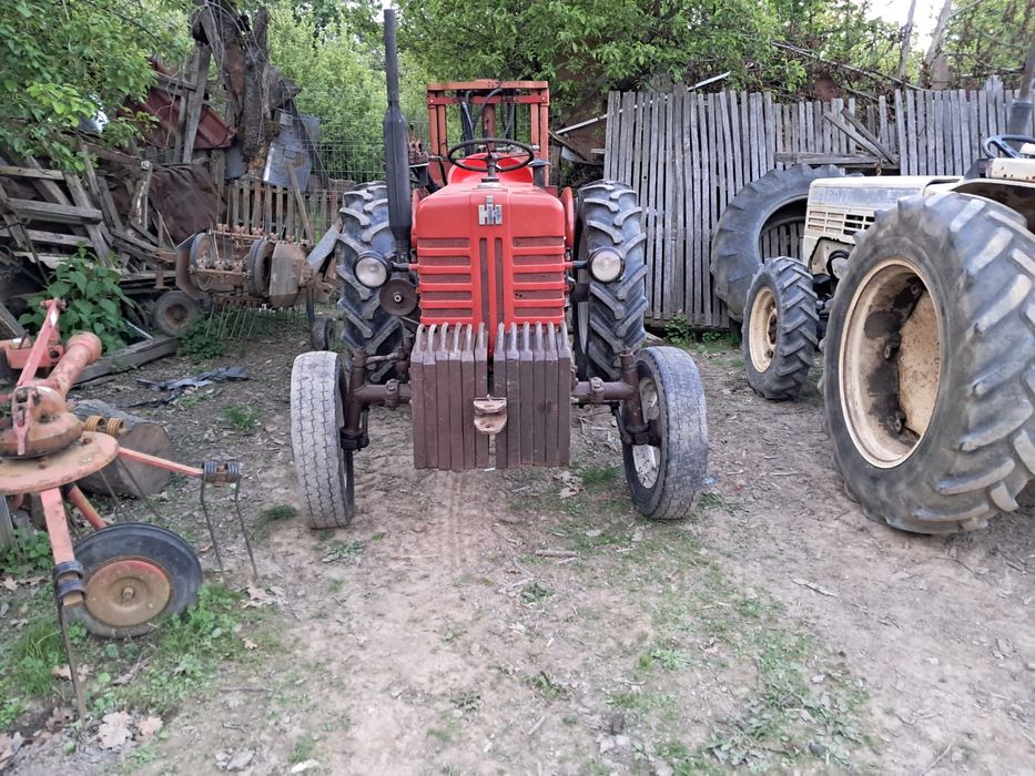 Tractor international 45 cp cu stivuitor pe spate