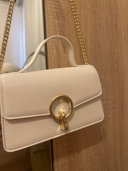 Малка бяла чанта чисто нова