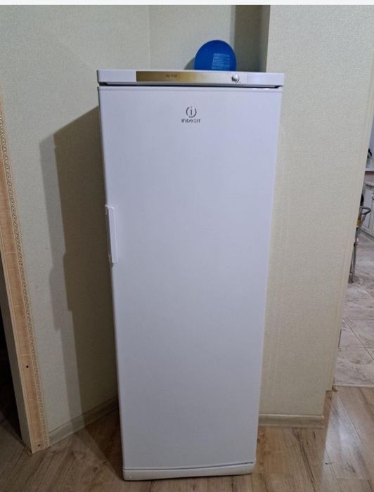 Продаю вертикальный морозильник Indesit