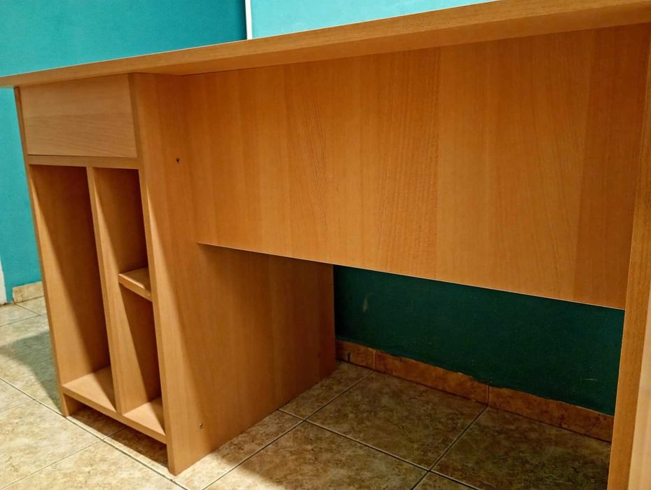 Продавам бюро с изтеглящ се плот за клавиатура