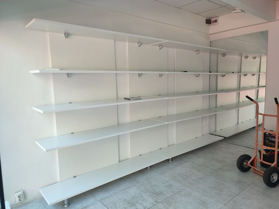 Стелажи от търговски обект