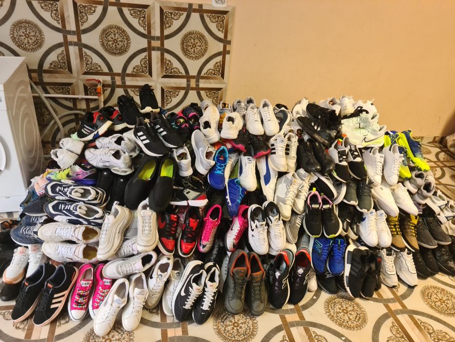 Vând adidași de firma