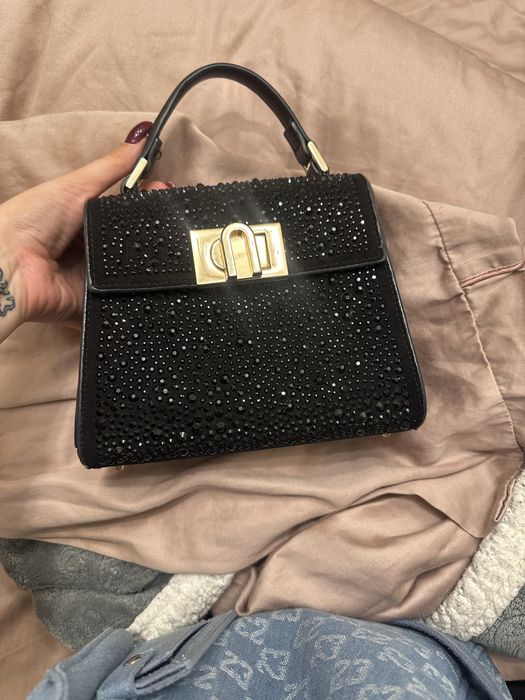 Черна чанта с камъни