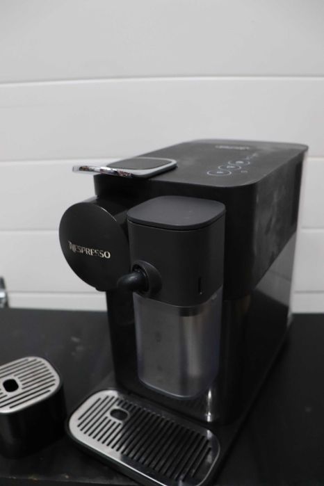 Кафемашина Nespresso De'Longhi EN510.B Lattissima Shadow Black