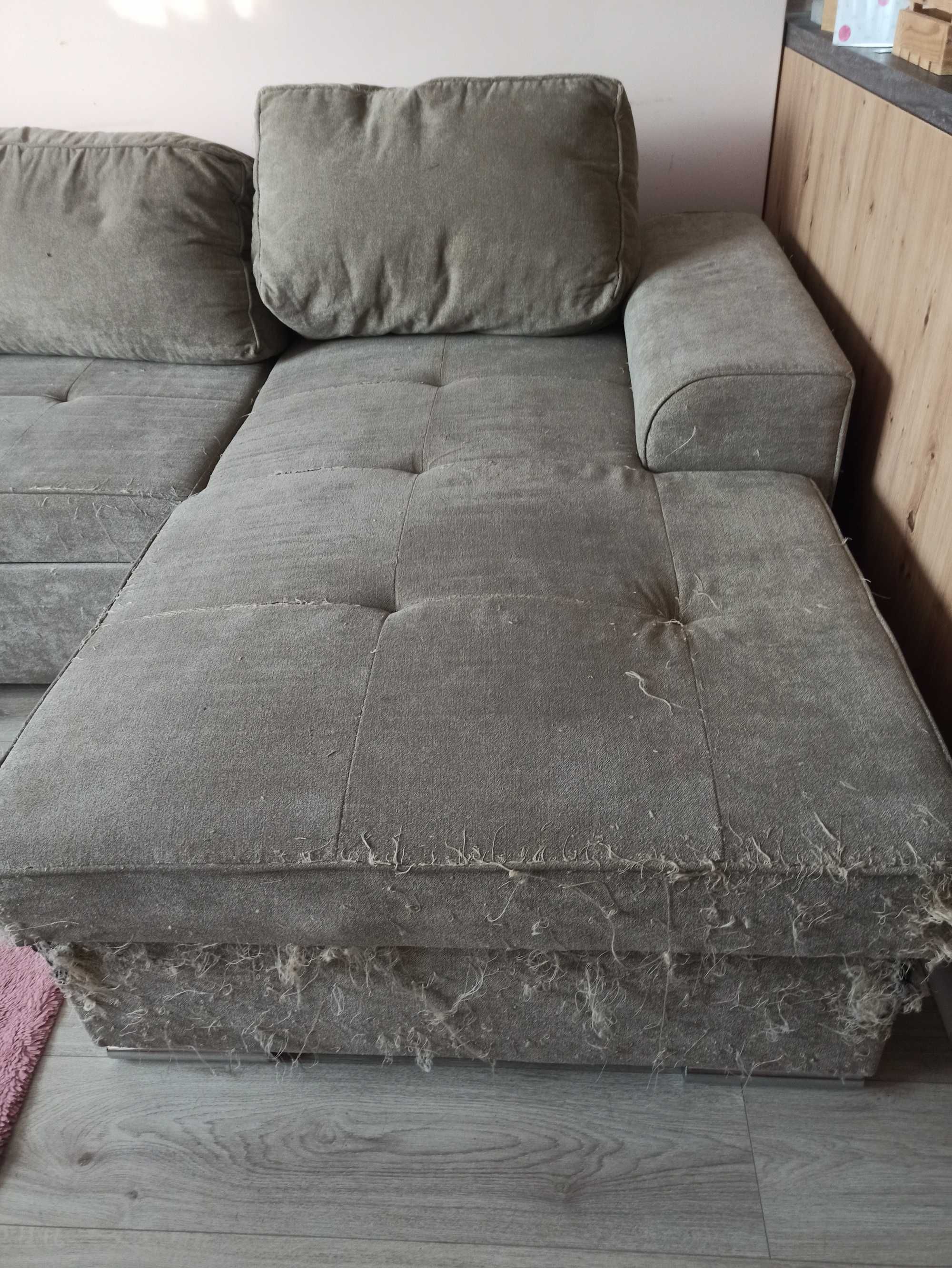 Ъглов диван със следи от употреба