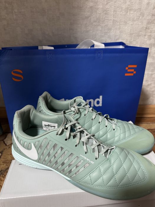 Футзалки (кроссовки)