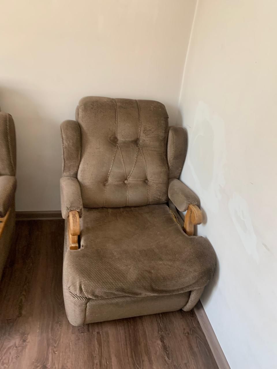 Продам стол и диван с креслом..