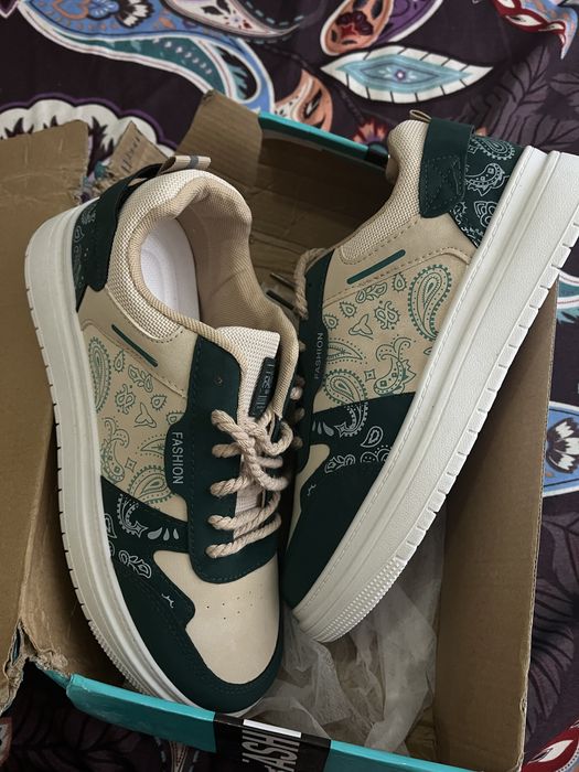 Кроссовки НОВЫЕ 41-42 размер