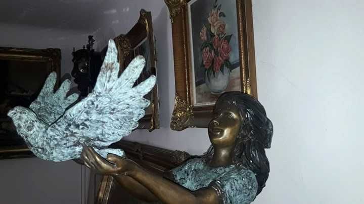 Statuie de colectie din bronz fetita cu porumbel