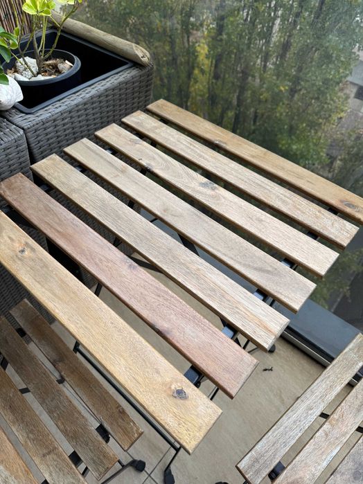 Set masa Ikea cu 2 scaune si perne (model Tarno)