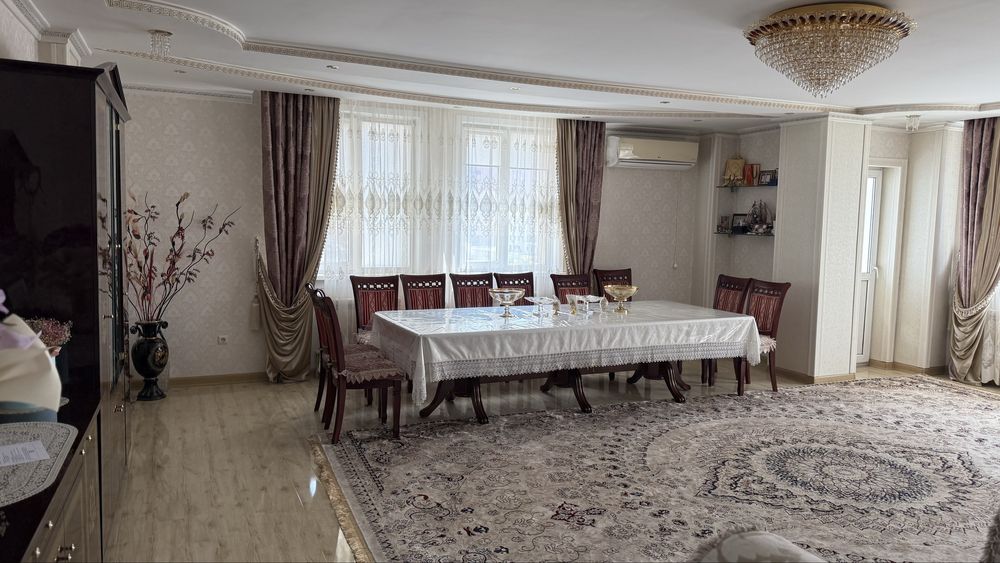 Продам стол деревяный со стульями