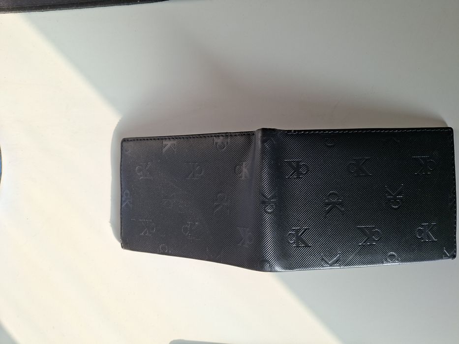 Portofel Original CK+Husa Originala Guess (se vind si separat)
