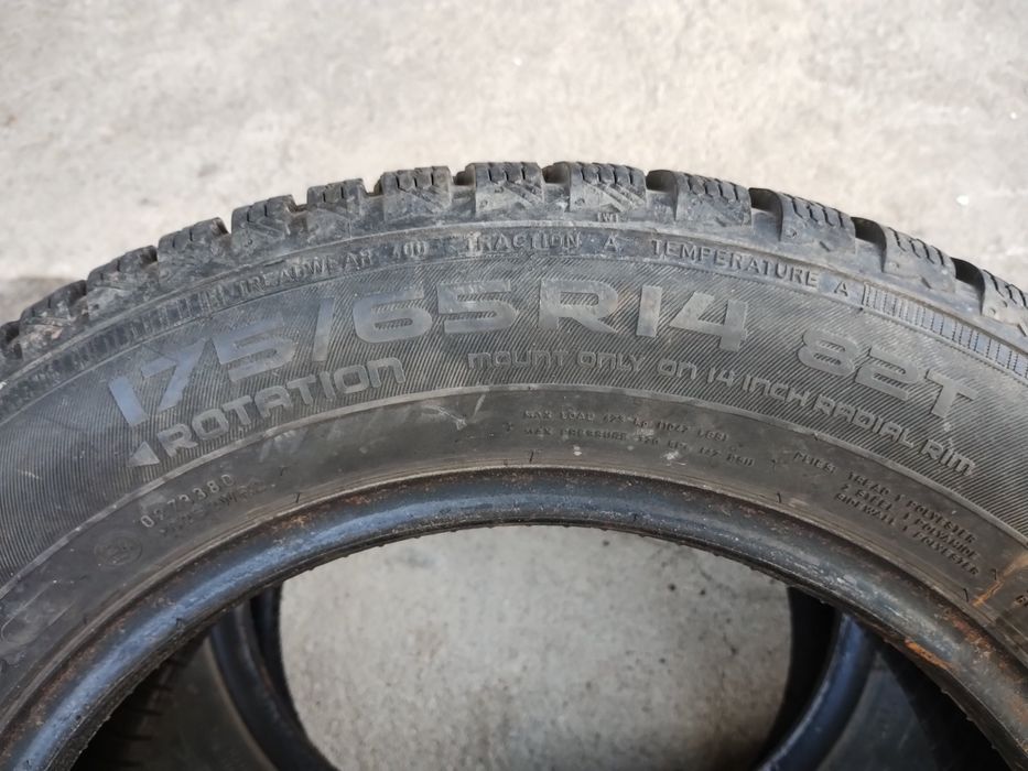 Vând două anvelope NOKIAN iarna 175/65 R14