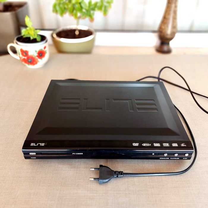 Продава DVD player Elite с дистанционно и комплект кабели