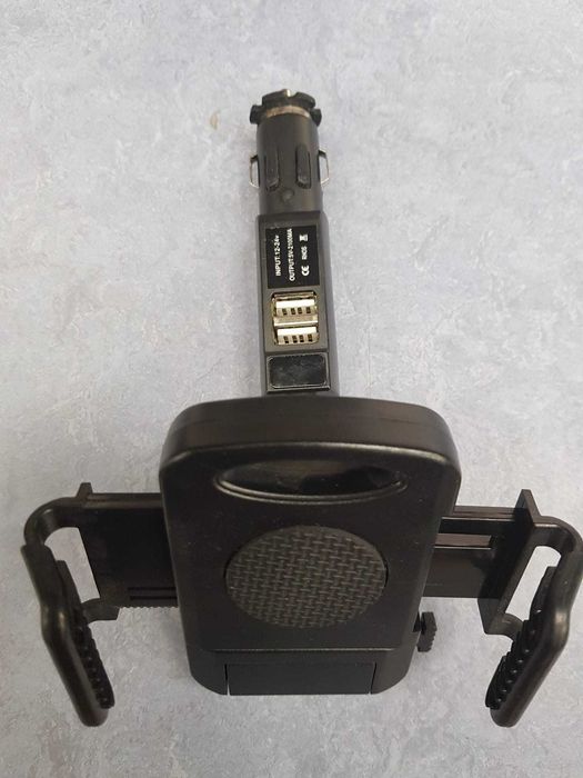 Suport telefon auto cu mufe USB, conectat la bricheta