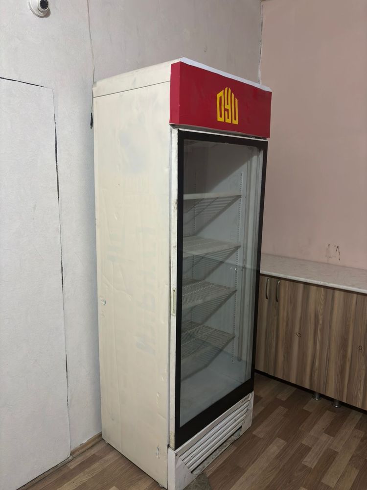 Стол и стулья, Холодильник