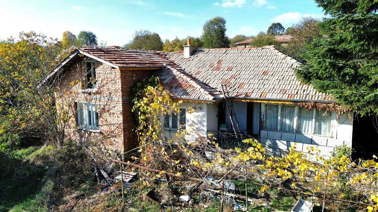 Продава се Къща в Омуртаг - 1300 кв.м за 26 €/кв.м - Снимка #1
