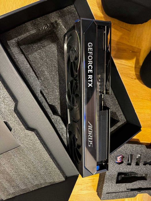 RTX 5080 AORUS Master – Placă Video de Vânzare