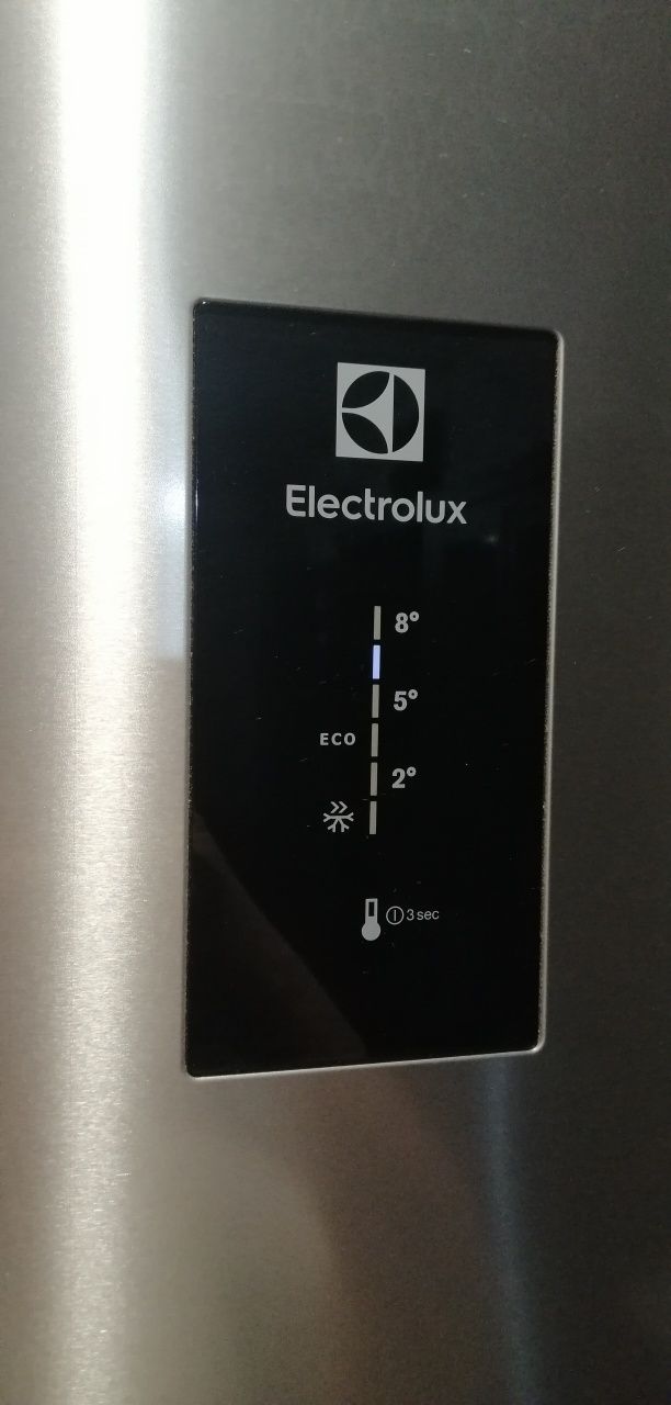 Комбиниран хладилник с фризер electrolux