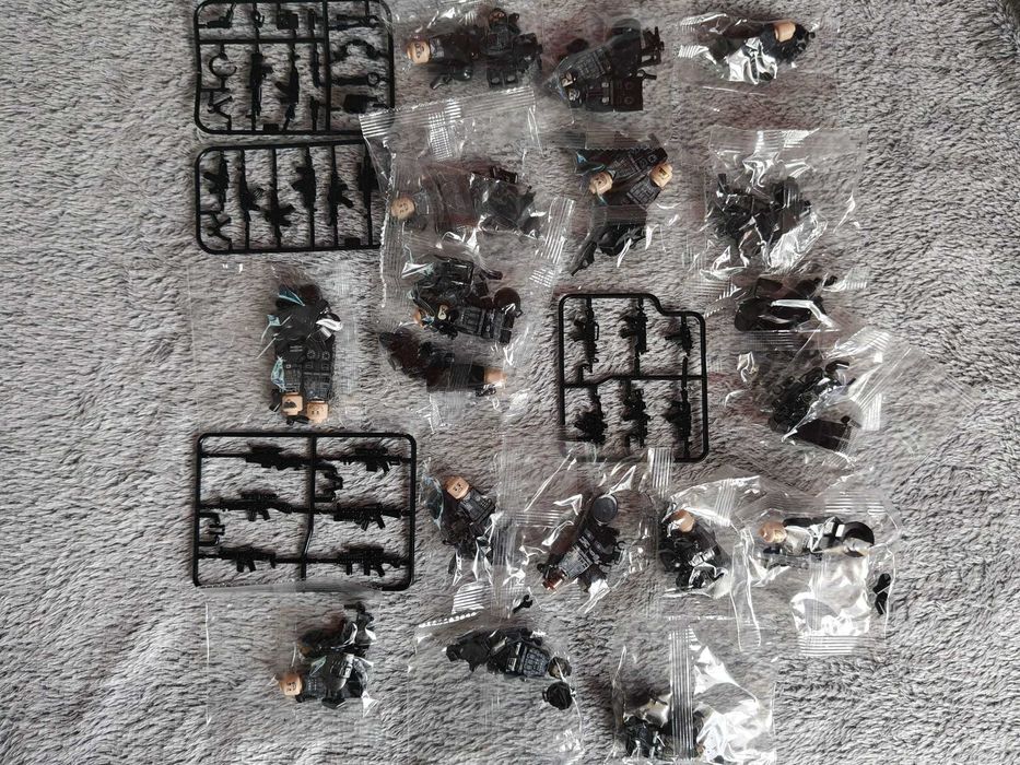 Set 24 figurine tip Lego cu accesorii SWATT