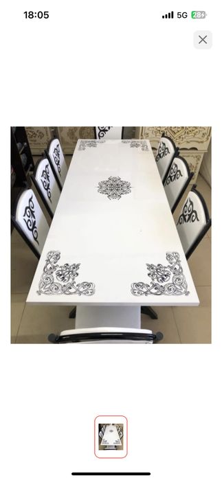 Обеденный стол с стулями