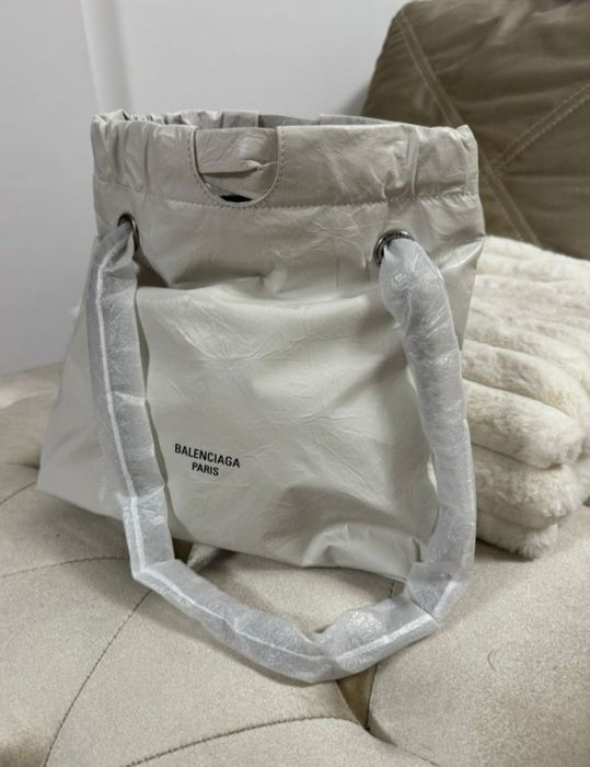 Geanta Balenciaga, Chanel, Jimmy Choo