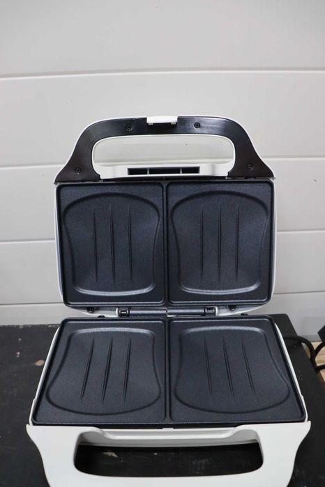 Тостер за сандвичи DOMO DO9056C XL 50% по-големи котлони,с ДЕФЕКТ