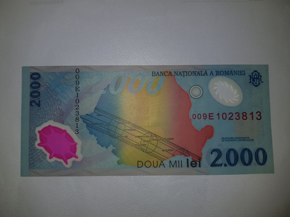 Bancnota 2000 lei cu eclipsa de soare și moneda 500 lei.