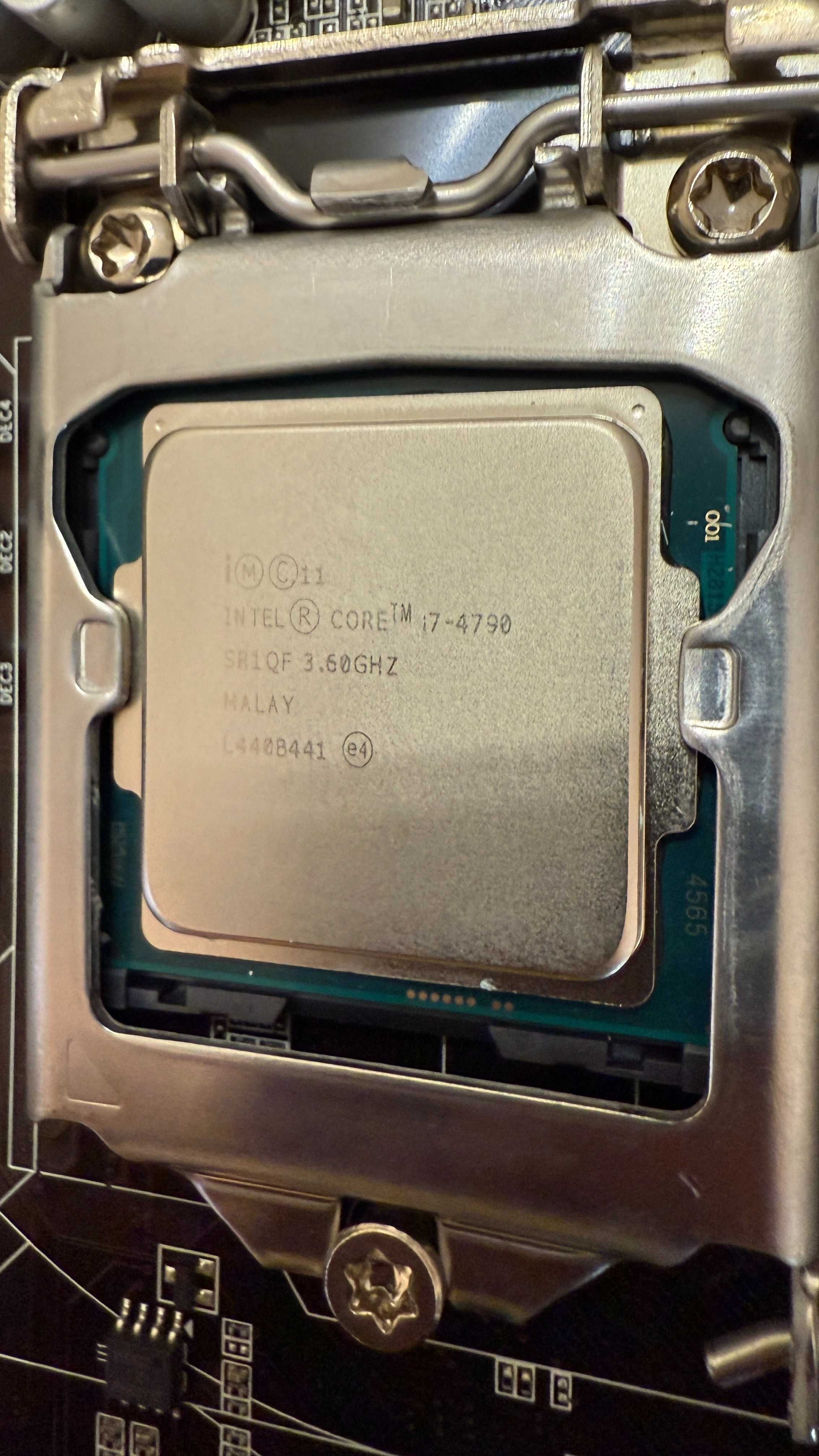 Дъно Дънна платка Gigabyte H81M, процесор i7 4790, 16gb RAM, охладител