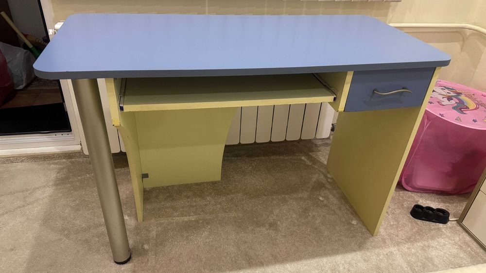 Продавам бюро за компютър