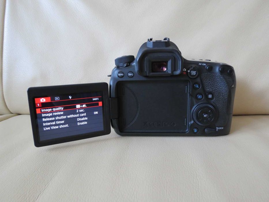 Aparat Foto DSLR Canon EOS 6D Mark II (Body) + 2 Baterii