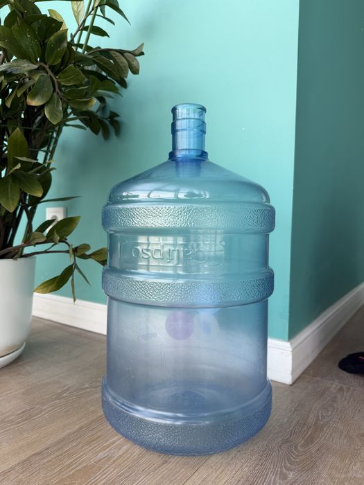 Тара бутыль 19 литров пластик. В наличии 2 шт.