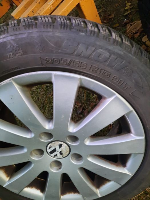 Cauciucuri de iarna 205*55*16 cu jante aluminiu.