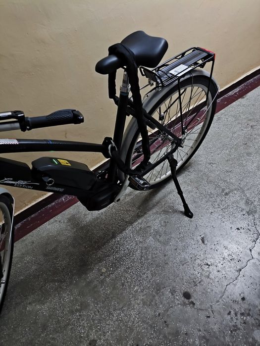 Bicicletă asistată electric cu încărcător și chei