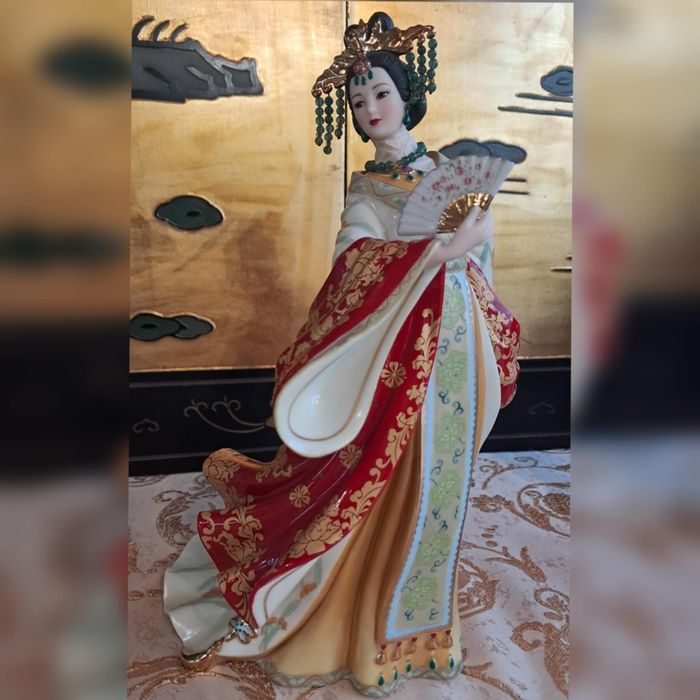 Порцеланова фигура на LENA LIU Колекционерска