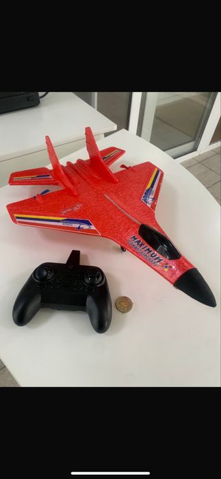 Продам самолёт игрушку  с пультом