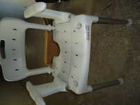 Vand scaun de baie ptr persoane batrane . Marca Etac,este nou