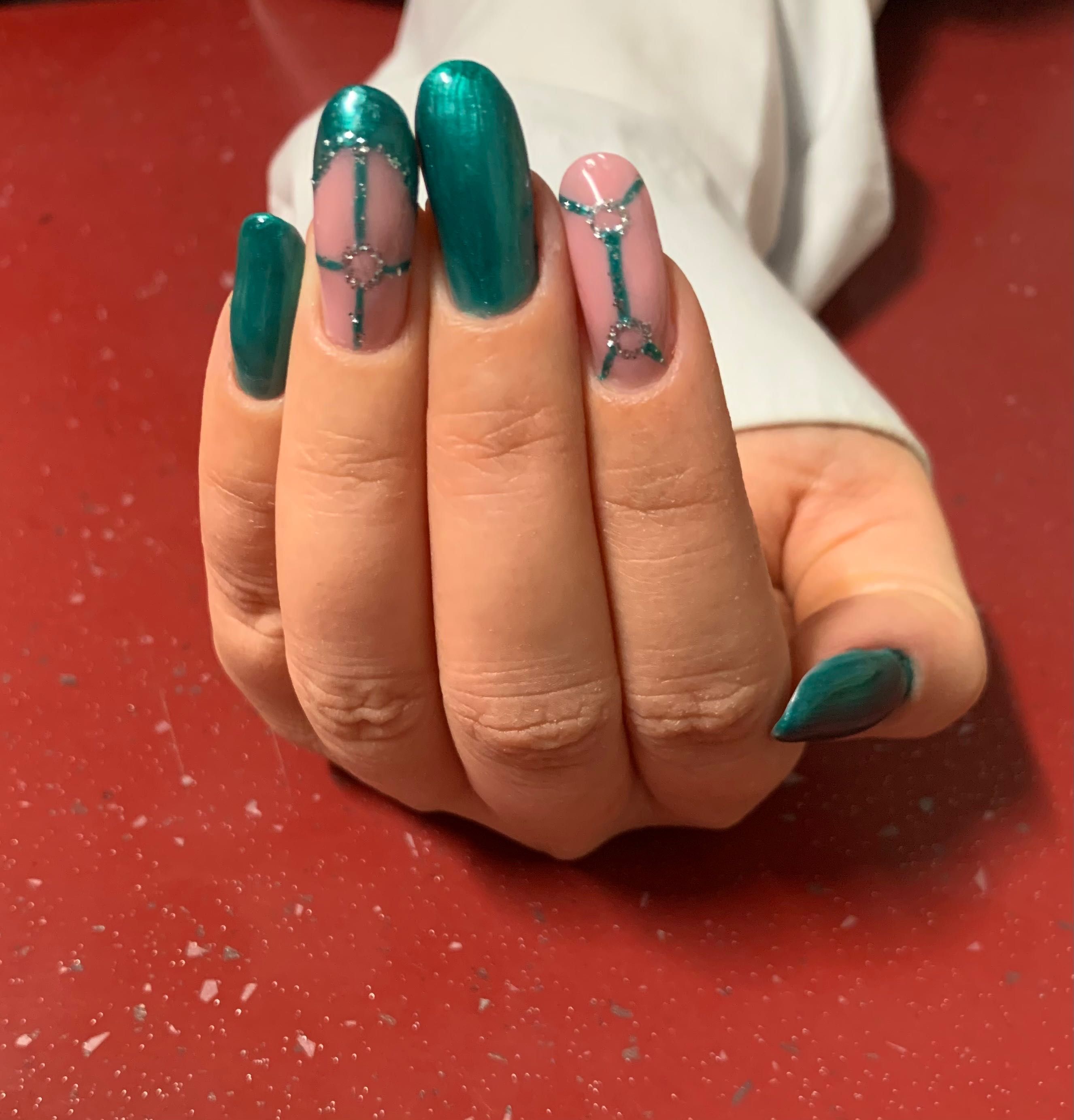 Unghii cu gel-70 lei, semipermanente- 60 lei și/sau pedichiura- 50 lei