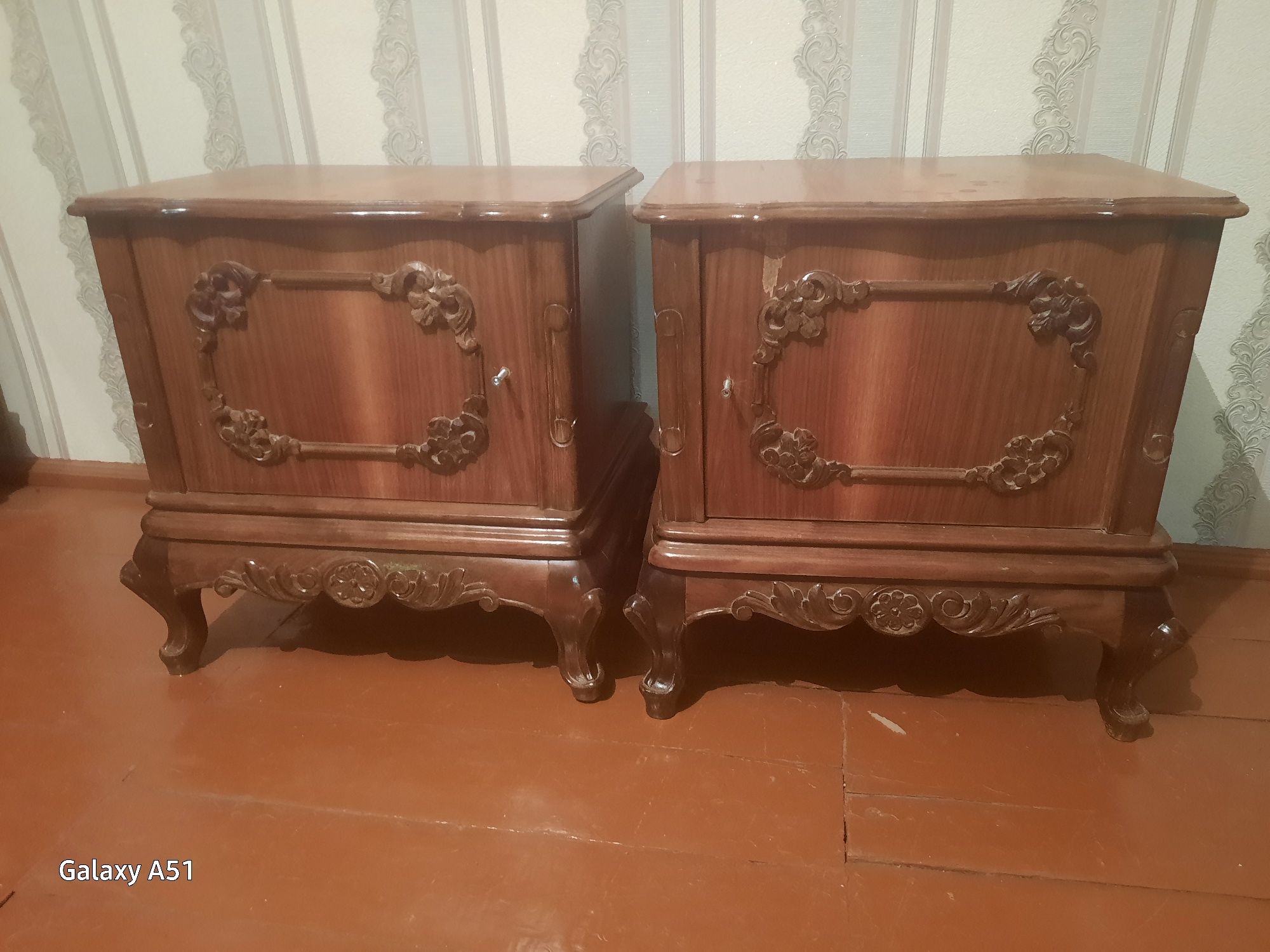 Продается  старинный  журнальный стол .