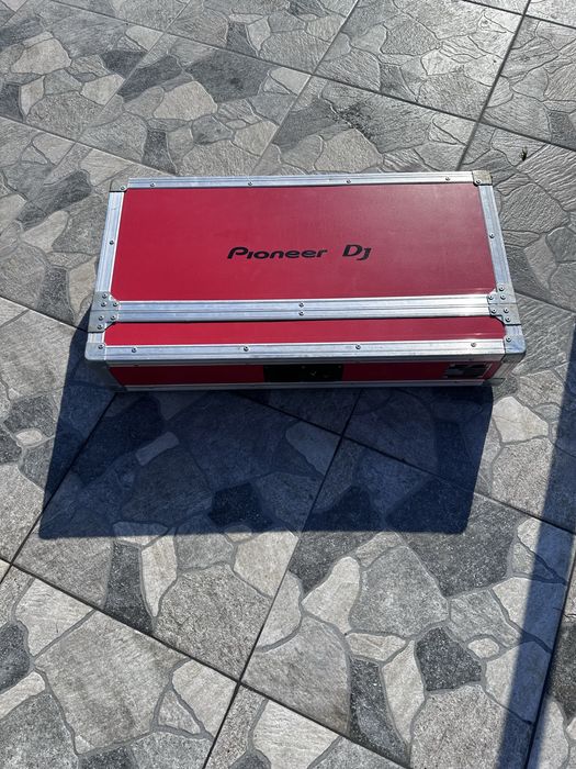 Продавам кейс със конзола и мишпулт лаптоп macbook pro 13inch.