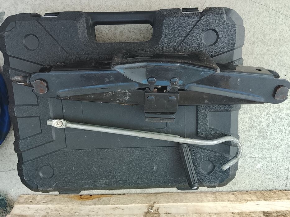 Майкудук Продам срочно домкрат