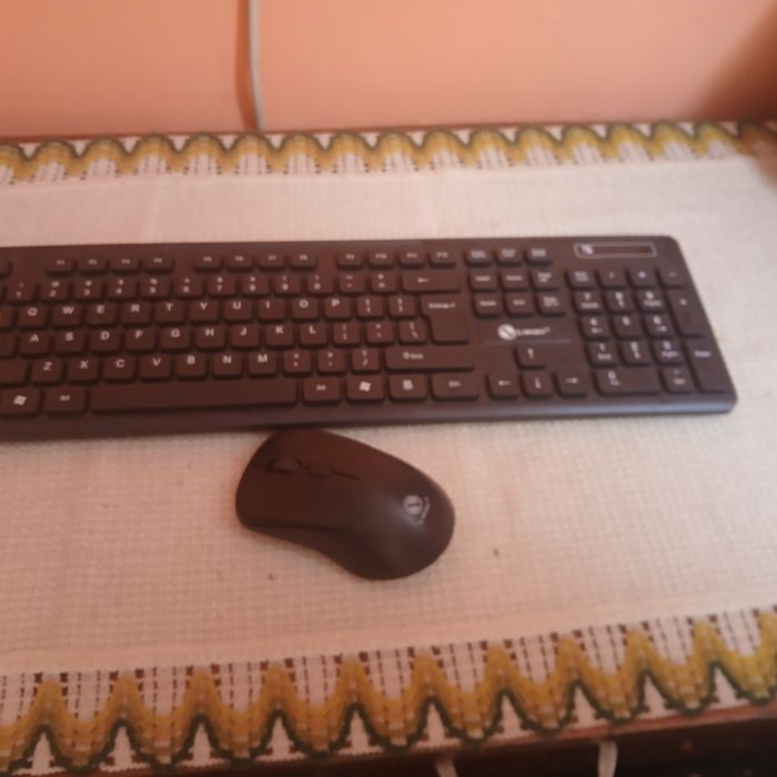 Безжична клавиатура и мишка