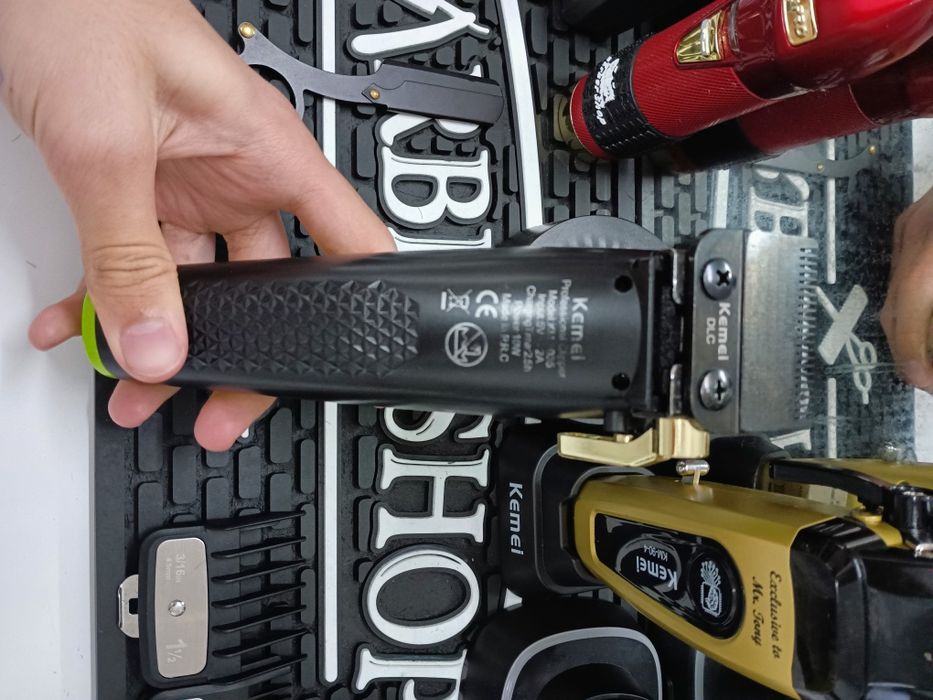 Професионална машинка за подстригване kemei 2035