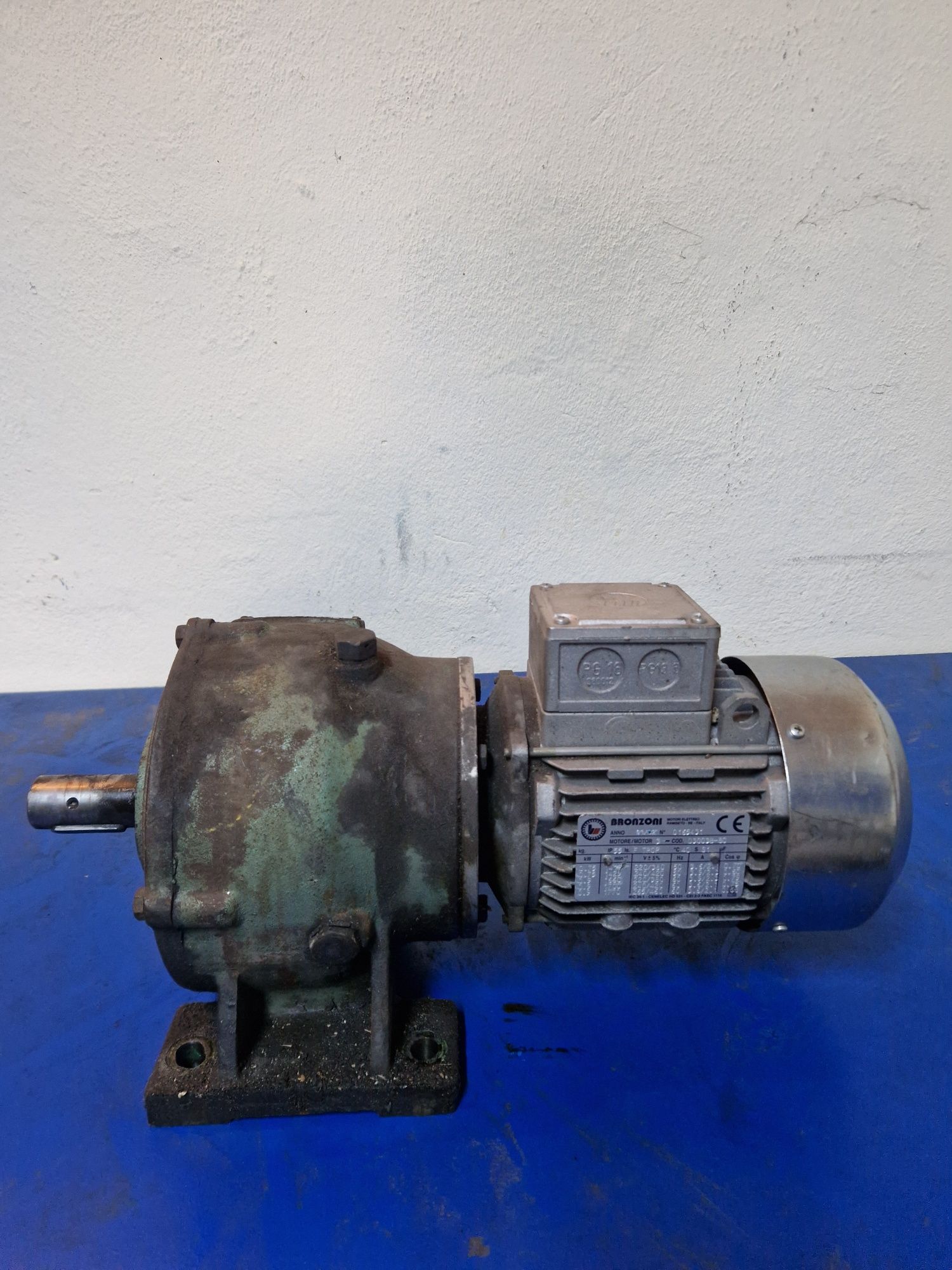 Motor trifazat 0.75kw nou Bronzoni cu reductor