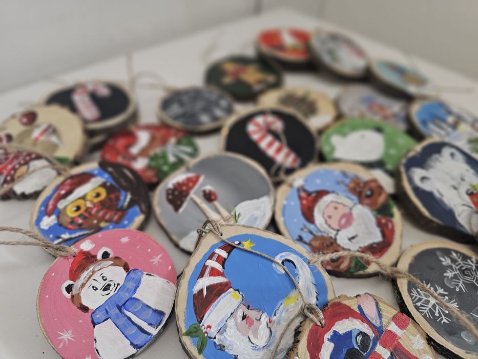 Коледни ръчно рисувани шайби
