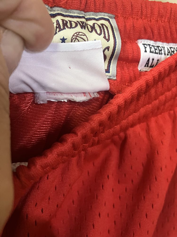 Мъжки червени шорти от NBA  на ,,Mitchell & Ness” размер S/M